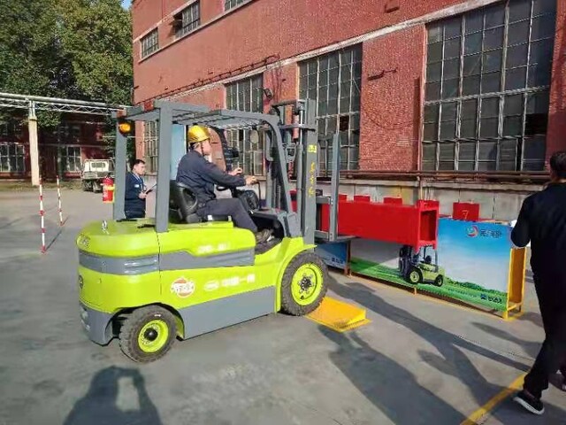中国一拖第六届职工技术运动会叉车技能大比武
