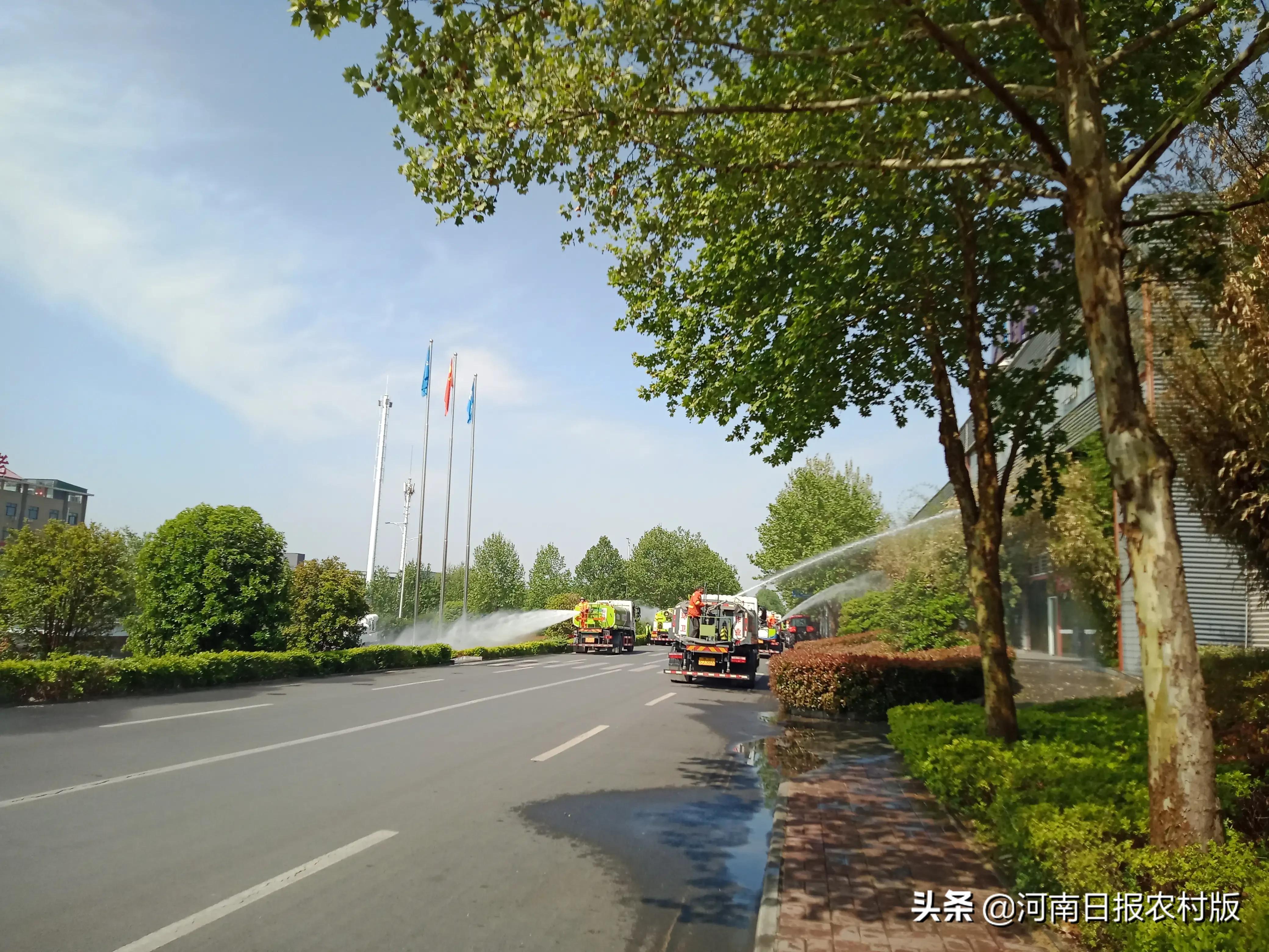筑牢防疫屏障！“东方红”大型环卫车助力大轮拖厂区卫生环境优化