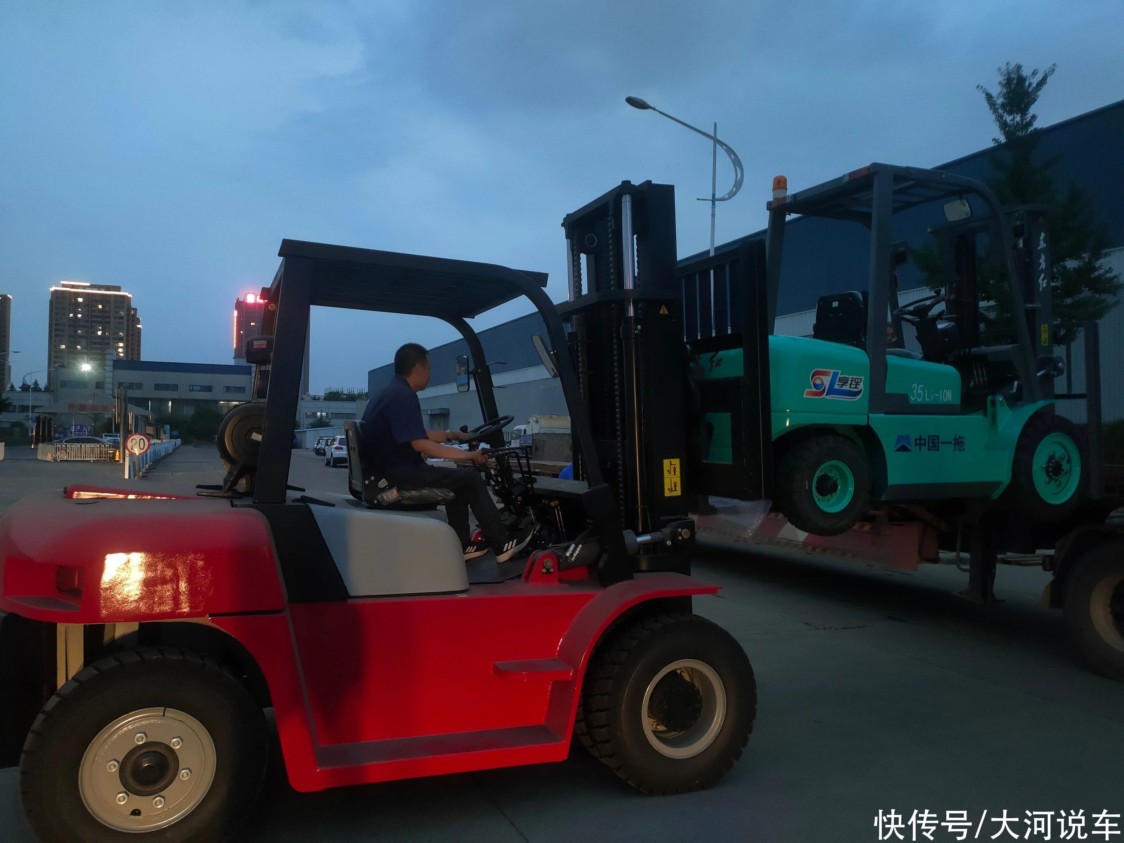 搭载钛酸锂电池，东方红CPD型3.5t叉车交付用户