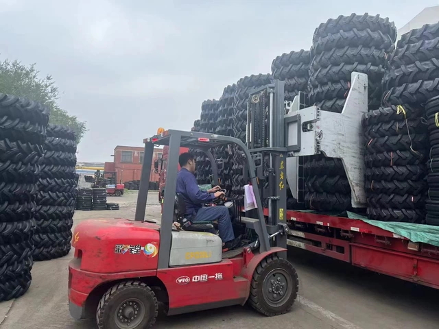 安全高效低强度，装卸配送超灵活——东方红锂电叉车助力中国一拖夺高产